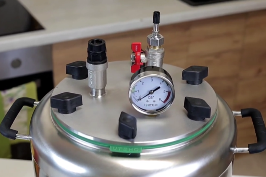 Autoclave lid clamps: convenient manual tightening