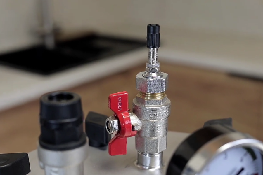 Autoclave nipple — mounted on the lid